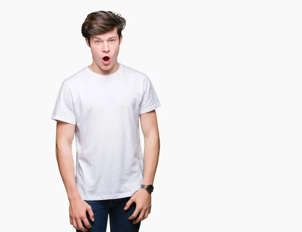Όμορφος Νεαρός Φορώντας Περιστασιακή Λευκό Shirt Πέρα Από Απομονωμένο Υπόβαθρο — Φωτογραφία Αρχείου