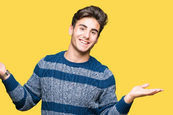 Joven Hombre Guapo Sobre Fondo Aislado Sonriendo Mostrando Ambas Manos — Foto de Stock