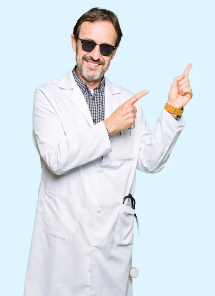 Brunetě Středního Věku Lékař Muž Nosí Sluneční Brýle Úsměvem Při — Stock fotografie