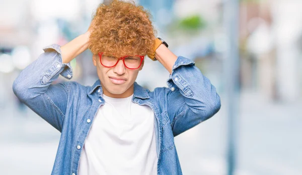 Homem Bonito Jovem Com Cabelo Afro Usando Óculos Que Sofrem — Fotografia de Stock