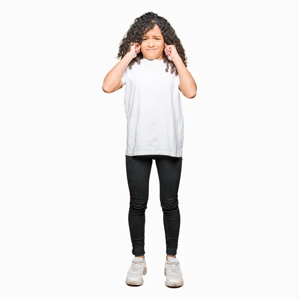 Joven Hermosa Mujer Con Pelo Rizado Con Camiseta Blanca Que — Foto de Stock