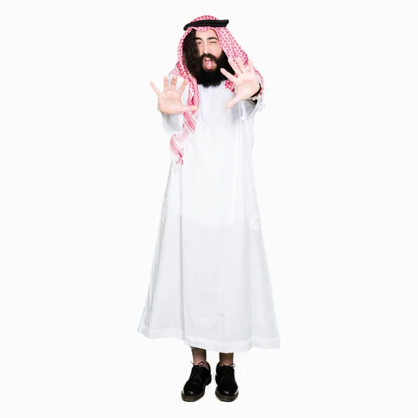 ショックで叫び恐れ 恐怖恐怖式停止ジェスチャー 手で伝統的なクーフィーヤ スカーフ着用長髪の男をアラビアン ビジネス パニックのコンセプト — ストック写真