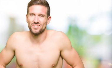 Çünkü mide üzerinde el ile çıplak göğüs gösterilen yakışıklı gömleksiz adam hazımsızlık, ağrılı hastalık hasta hissediyor. Ağrısı kavramı.