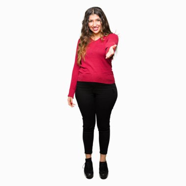 Kırmızı kazak giyen genç güzel kadın tebrik ve karşılama olarak el sıkışma sunan dostu gülümseyerek. Başarılı iş.