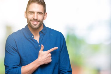 Yakışıklı delikanlı izole arka neşeli bir gülümseme ile el ve parmak kadar yan yüzünde mutlu ve doğal ifade ile işaret yüz üzerinden