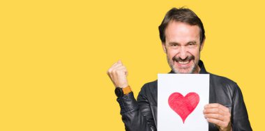 Kağıt ile gurur çığlık ve zafer ve başarı çok heyecanlı, kutlama kırmızı kalp tutan yakışıklı orta yaş erkek duygu tezahürat