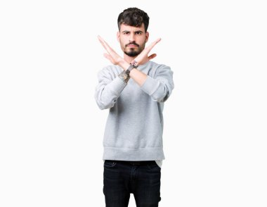 İzole arka plan ret ifade geçiş kollarına eksi işareti, kızgın surat yapıyor sweatshirt giyen genç yakışıklı adam