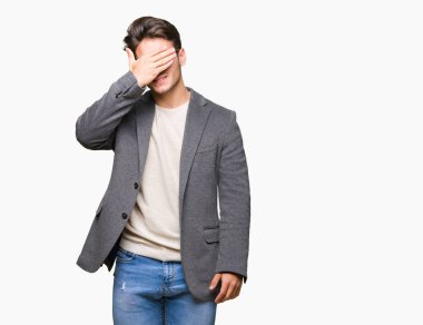 Gülümsüyor ve gözleri için sürpriz kapsayan yüz el ile gülüyor izole arka plan üzerinde gözlük takan genç iş adamı. Kör kavramı.