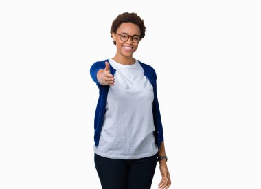 Tebrik ve davet edici dostu sunan karşılıklı gülümseyen izole arka plan üzerinde gözlük takan genç güzel Afrikalı-Amerikalı kadın. Başarılı iş.