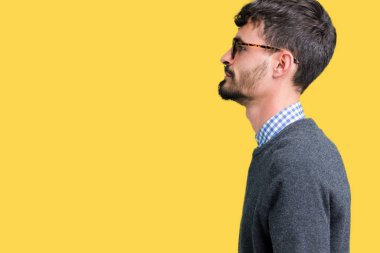 Genç yakışıklı zeki adam gözlük izole arka tarafına, seyir üzerinde dinlenmek doğal yüz emin gülümseme ile pozuyla profili.