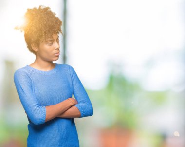 İzole arka tarafına silahlarla seyir gülümseyen güzel genç Afro-Amerikan kadın ikna ve kendine güvenen geçti