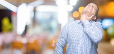 Orta yaş Arap iş adamı izole üzerinde arka plan ağrılı boyun, boğaz gribi, kesek ve enfeksiyon için dokunaklı