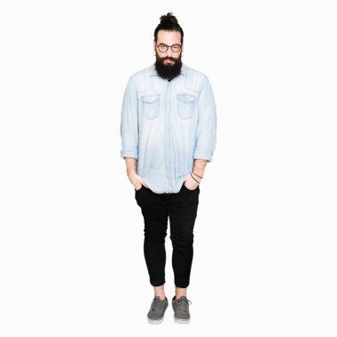Uzun saç ve sakal gözlük şüpheci ve sinir, papatyanın üzgün sorunu nedeniyle giyen genç hipster adam. Negatif kişi.