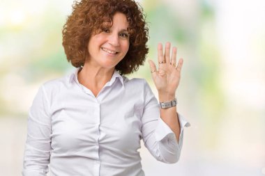 Güzel orta ager üst düzey businees kadın izole arka plan Waiving Merhaba mutlu ve gülümseyen, dostça karşılama jest