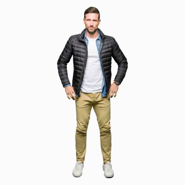 Güzel adam kış ceket giyerek şüpheci ve sinir, sorun nedeniyle üzgün çatık. Negatif kişi.