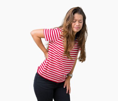 Giyen genç güzel esmer kadın çizgili tişört izole arka plan üzerinde sırt ağrısı, el ile geri, kas ağrısı dokunmadan, acı