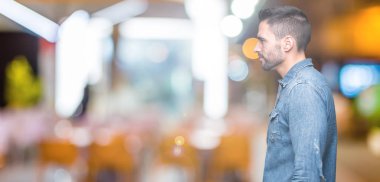 Yakışıklı delikanlı izole arka tarafına, seyir üzerinde dinlenmek doğal yüz emin gülümseme ile pozuyla profili.