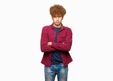 Yüz çapraz kolları olan bir ceket şüpheci ve sinir, onaylamayan ifade giyen afro saçlı Genç yakışıklı öğrenci adam. Negatif kişi.