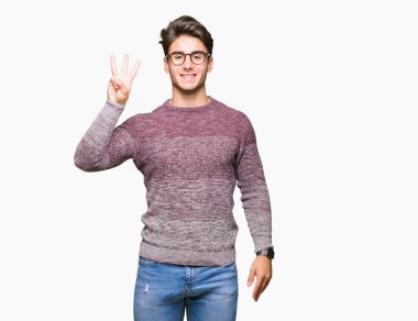 Gösterilen arka plan üzerinde gözlük takan genç yakışıklı adam izole ve parmakları ile işaret üçüncü gülümseyen ise kendinden emin ve mutlu.