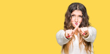 Beyaz kazak ret ifade geçiş parmakları eksi işareti yapıyor giyen genç güzel kadın