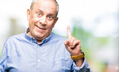 Yakışıklı Senior Businesss adam şık gömlek giyen başarılı bir fikir ile parmak işaret. Çıkıldı ve mutlu. Bir numara.