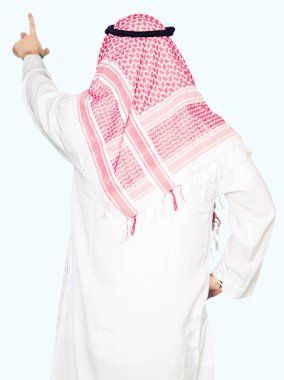 Arap iş adamı geleneksel keffiyeh giymiş uzun saçlı eşarp geriye doğru arkasında parmak eliyle işaret Posing