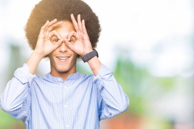 Afrikalı-Amerikalı genç afro saçlı dilini, parmaklarının arasından baktığını yapışmasını dürbün gibi ok jest yapıyor. Deli ifade.