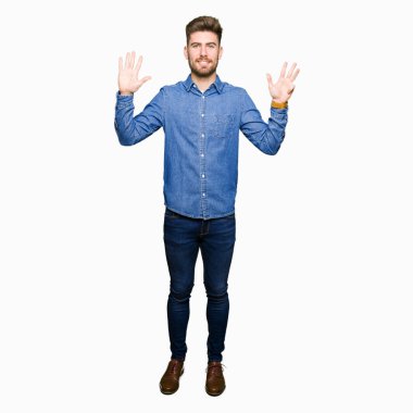 Genç yakışıklı sarışın adam gösterilen ve parmakları ile işaret rahat kot gömlek giymiş numara 9 kendinden emin ve mutlu gülümseyerek süre.