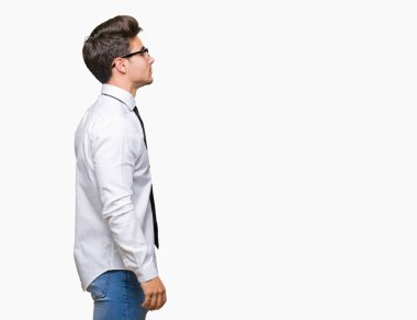 Genç iş adamı gözlük izole arka tarafına, seyir üzerinde dinlenmek doğal yüz emin gülümseme ile pozuyla profili.