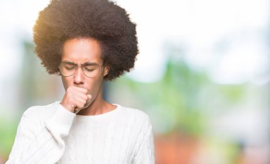 Afrikalı-Amerikalı genç afro saçlı gözlüklü hasta ve soğuk veya bronşit için semptom olarak öksürük duygu. Sağlık kavramı.