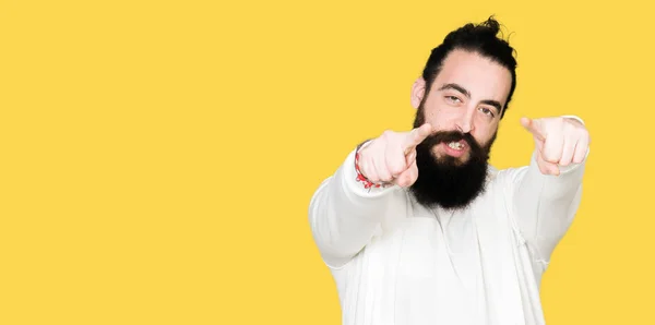 Homem Jovem Hipster Com Cabelos Longos Barba Vestindo Camisola Esportiva — Fotografia de Stock