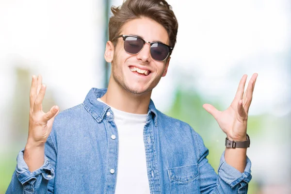 Joven Hombre Guapo Con Gafas Sol Sobre Fondo Aislado Celebrando —  Fotos de Stock