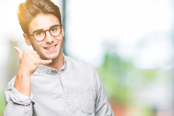 Jeune Bel Homme Portant Des Lunettes Sur Fond Isolé Souriant — Photo