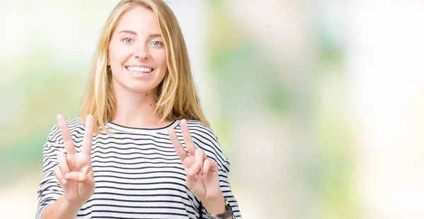 Bella Giovane Donna Che Indossa Maglione Strisce Sfondo Isolato Sorridente — Foto Stock