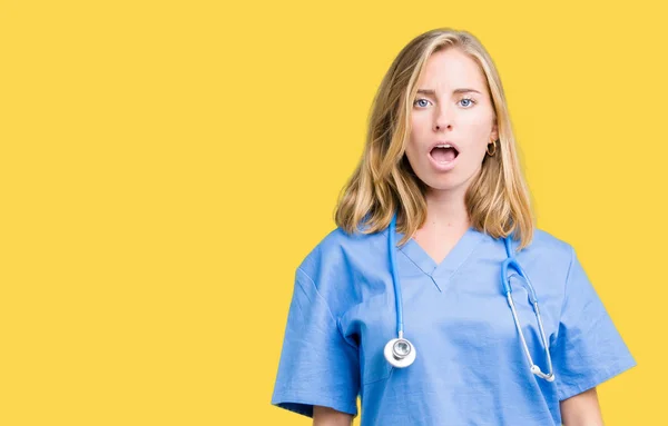 Vacker Ung Läkare Kvinna Som Bär Medicinsk Uniform Över Isolerad — Stockfoto