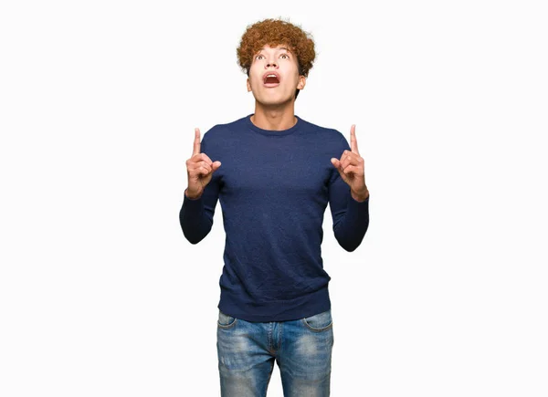 Jovem Homem Bonito Com Cabelo Afro Espantado Surpreso Olhando Para — Fotografia de Stock