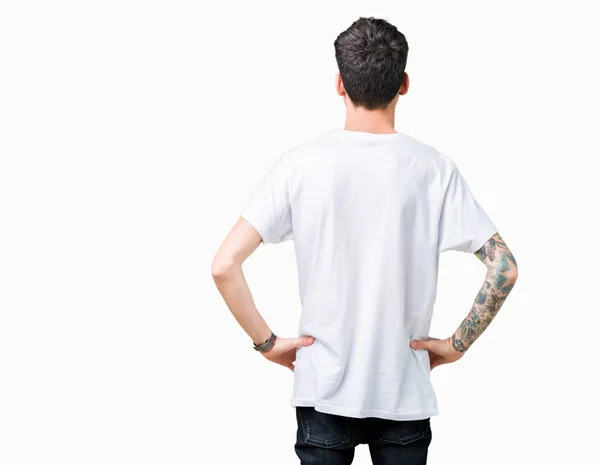 年轻英俊的男人穿着白色的 T恤在孤立的背景站向后看着远离身体 — 图库照片