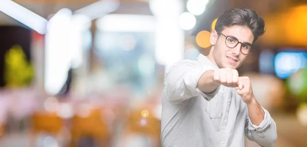 Joven Hombre Guapo Con Gafas Sobre Fondo Aislado Puñetazo Puño —  Fotos de Stock