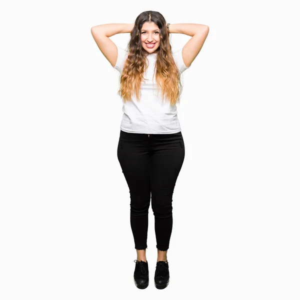 Ung Vacker Kvinna Klädd Casual Vit Shirt Avslappnande Och Stretching — Stockfoto