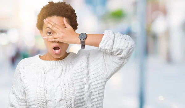 Mooie Jonge African American Vrouw Trui Dragen Geïsoleerde Achtergrond Gluren — Stockfoto