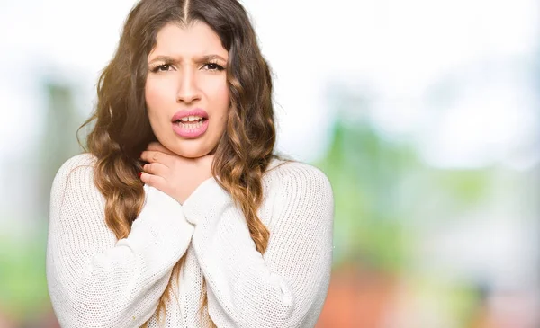 Mooie Jongedame Dragen Witte Trui Schreeuwen Stik Omdat Pijnlijke Wurgen — Stockfoto