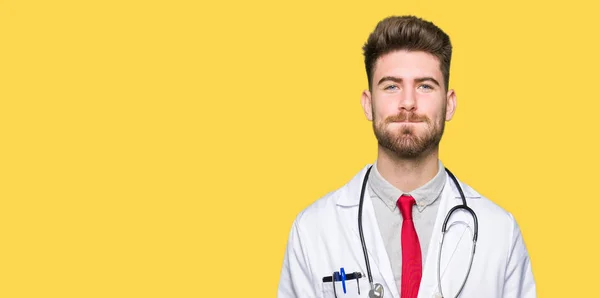 Jóképű Fiatal Orvos Ember Visel Orvosi Kabát Fúlt Pofa Vicces — Stock Fotó