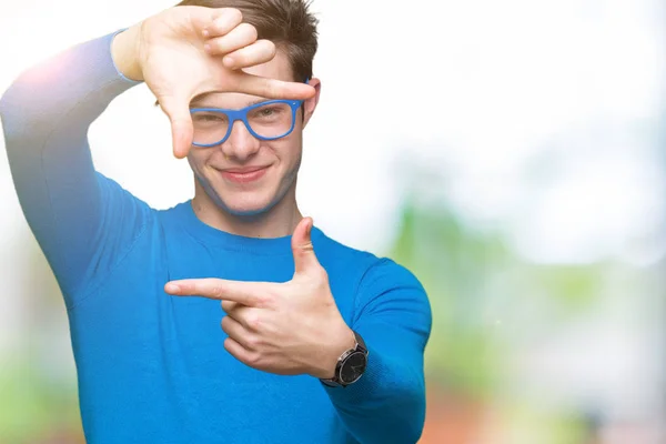 Joven Hombre Guapo Con Gafas Azules Sobre Fondo Aislado Sonriendo —  Fotos de Stock