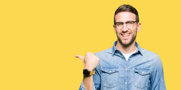 Hombre Guapo Con Gafas Sonriendo Con Cara Feliz Mirando Señalando — Foto de Stock