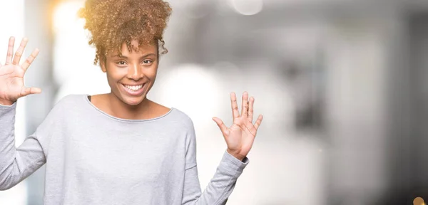 Hermosa Mujer Afroamericana Joven Sobre Fondo Aislado Mostrando Señalando Con — Foto de Stock