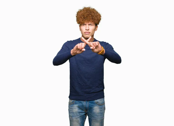 Jovem Homem Bonito Com Cabelo Afro Expressão Rejeição Cruzando Dedos — Fotografia de Stock
