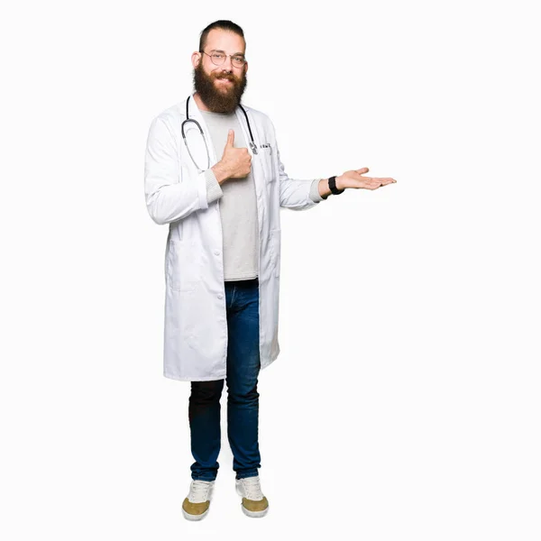 Sakal Tıbbi Giyen Ile Genç Sarışın Doktor Erkek Ceket Gösteren — Stok fotoğraf