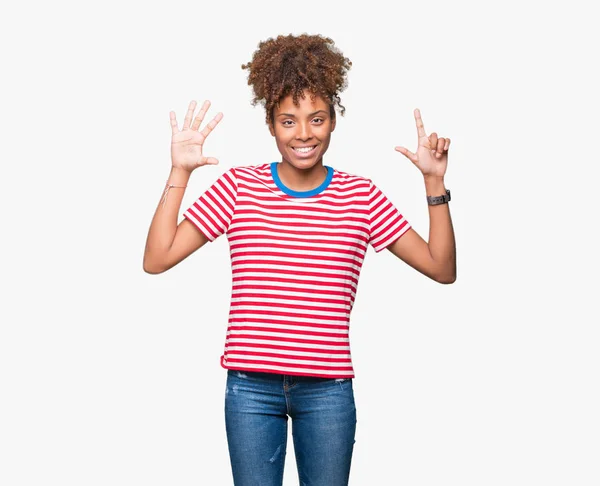美丽的年轻非洲裔美国女人在孤立的背景显示和指向用手指数字 而微笑着自信和快乐 — 图库照片