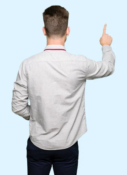 Genç Yakışıklı Adam Geriye Doğru Arkasında Parmak Eliyle Işaret Posing — Stok fotoğraf