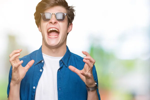 Joven Hombre Guapo Con Gafas Sol Sobre Fondo Aislado Loco —  Fotos de Stock